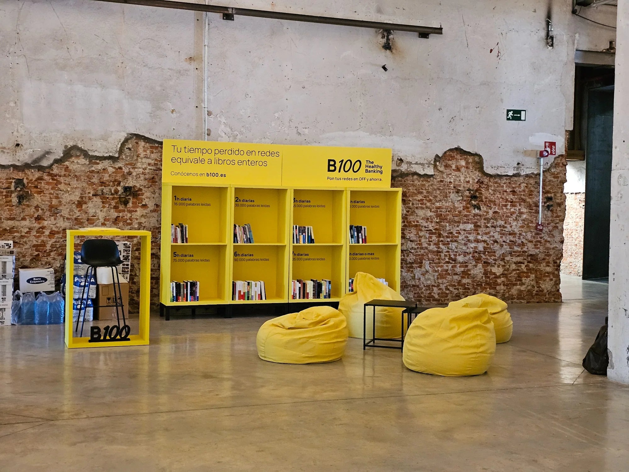 Espacio expositivo amarillo Back to the Book B100