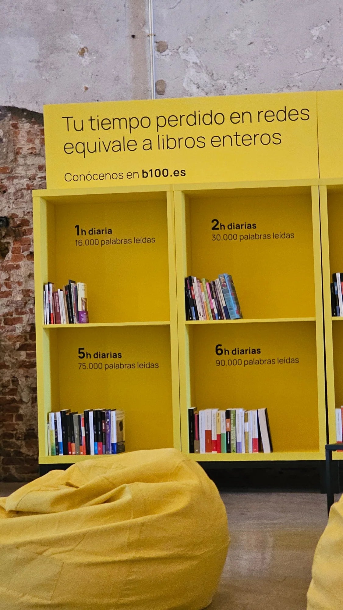 Detalle de la librería expositiva amarilla de Back to the Book