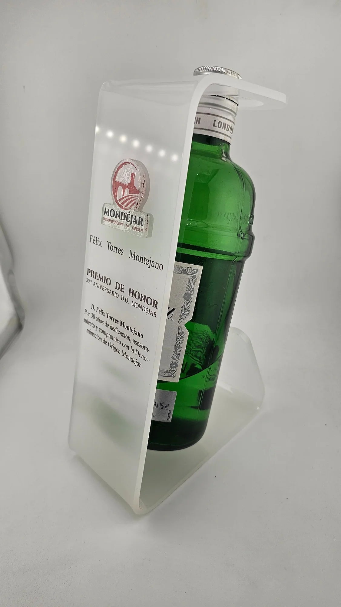 Pieza conmemorativa DO Mondéjar y soporte para botella