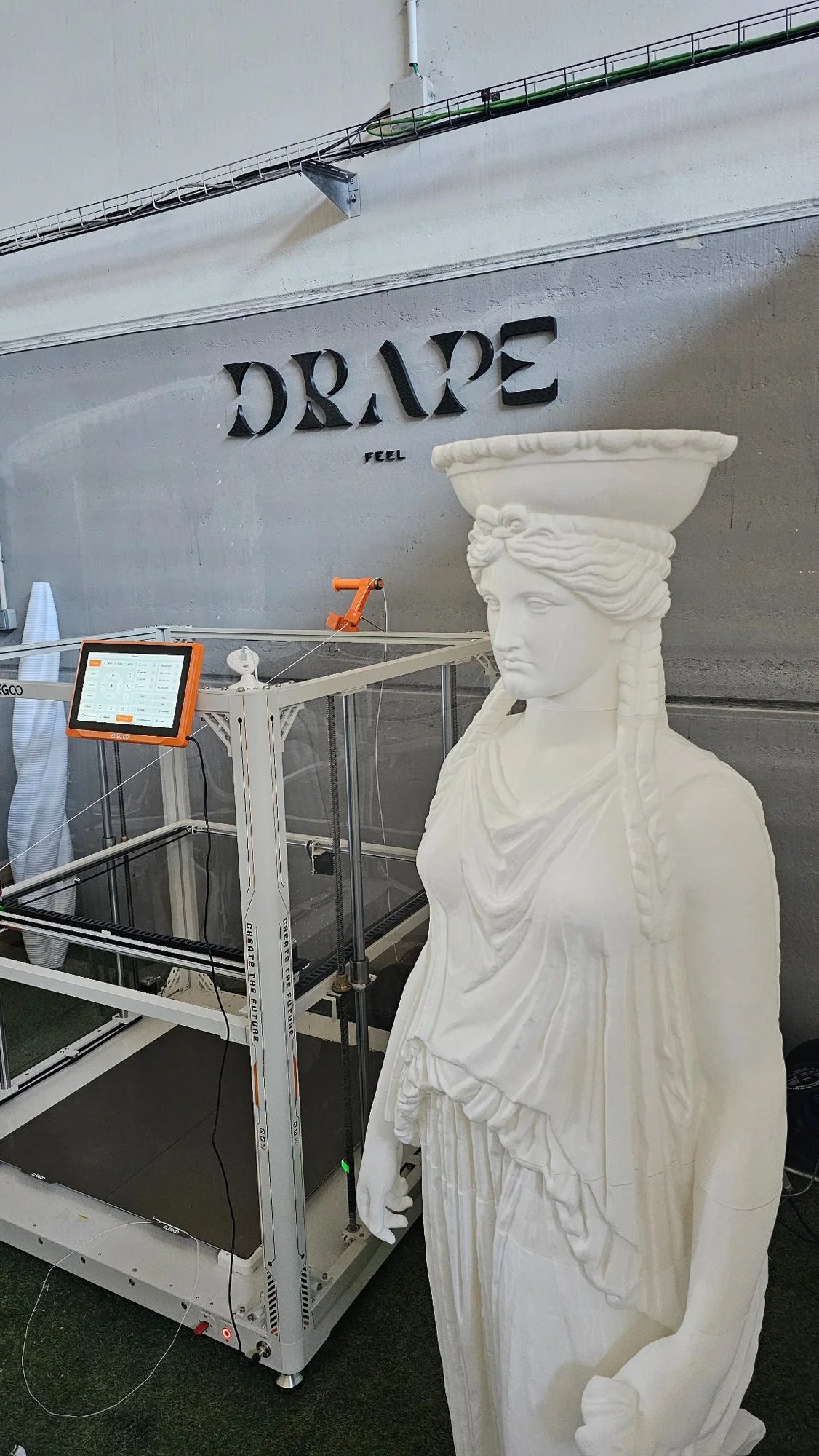 La Diosa, escultura blanca de gran formato en el estudio