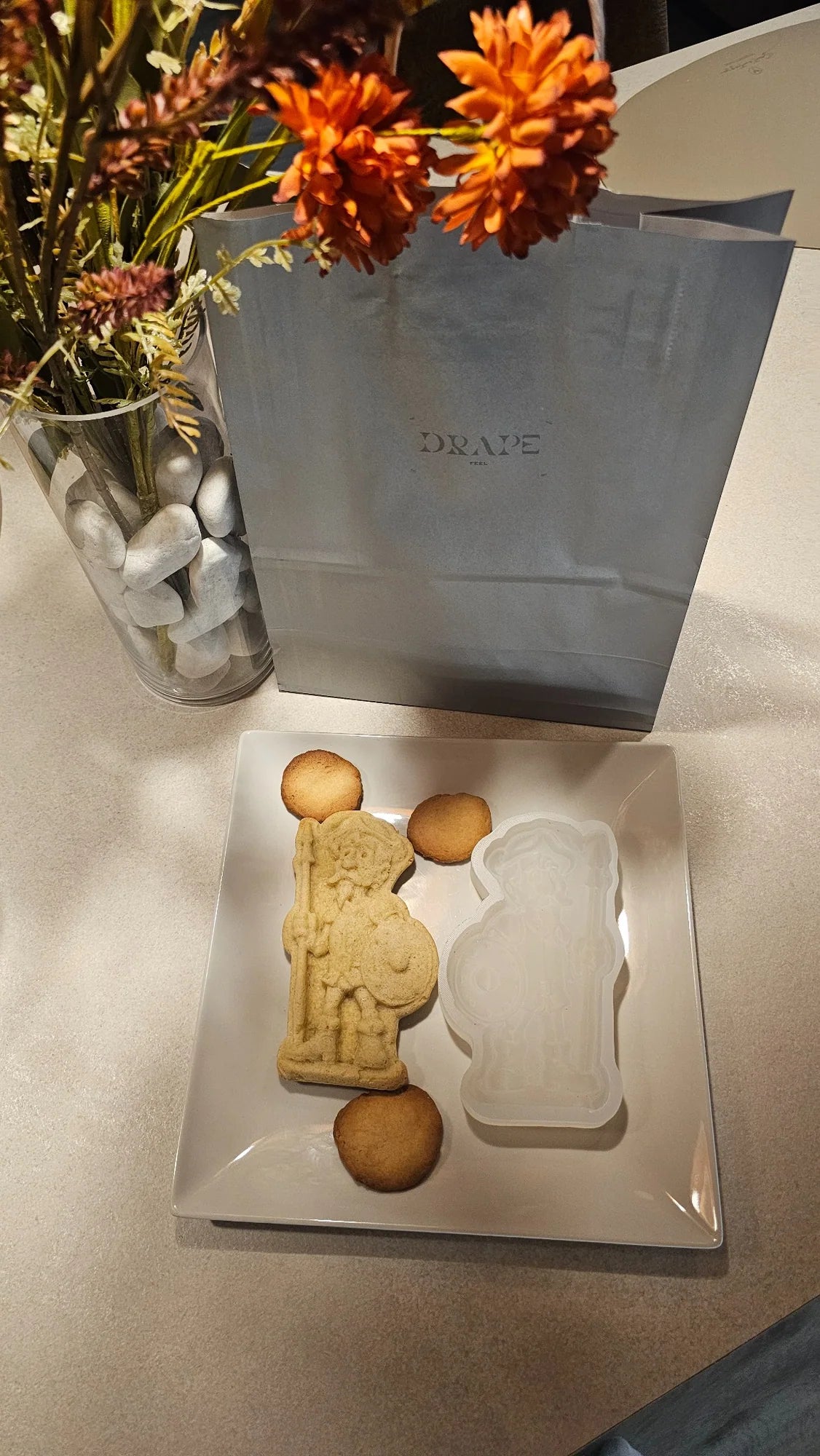 Galleta terminada junto a molde personalizado