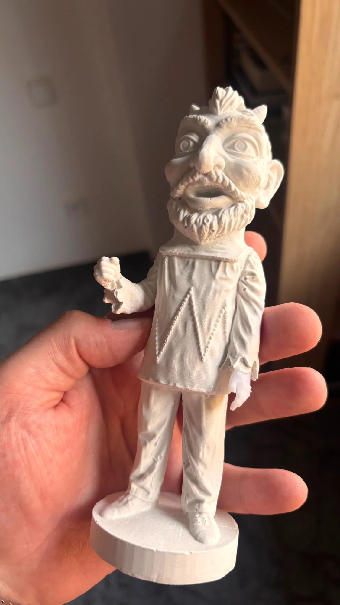 Figura Demon personalizada en acabado blanco